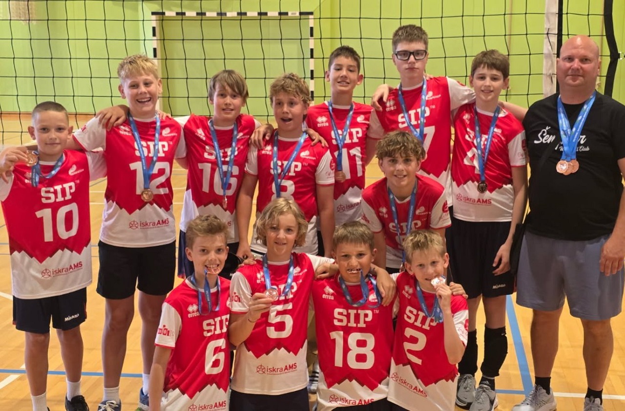 Ekipa male odbojke 3. v državi